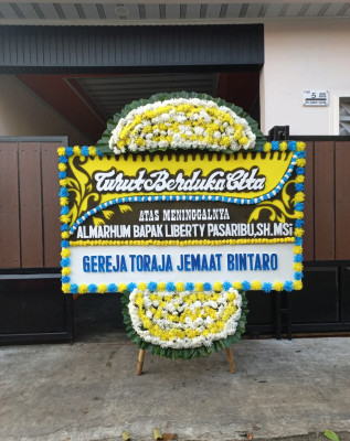Papan Bunga Duka di Pulau Petak